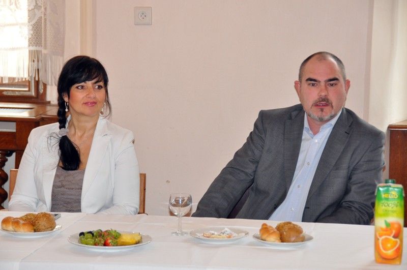 Vynikajícího úspěchu dosáhl před necelým měsícem florbalový tým 33. základní školy. Po postupu do celorepublikového závěrečného turnaje Asociace školních sportovních klubů se jeho hráči probojovali až do finále, kde na nájezdy podlehli Hradci Králové. Stali se tak druhým nejlepším školním florbalovým týmem v Česku. Na dvoudenním turnaji je podporovali vlastní fanoušci, kteří se za nimi vydali až do Kopřivnice. Hráčům, trenérům a učitelům za výborný výsledek a skvělou reprezentaci města poděkovali náměstek Martin Zrzavecký a radní pro oblast školství a sportu Irena Rottová. Společné setkání se na plzeňské radnici konalo ve čtvrtek dopoledne (18.4.2013).