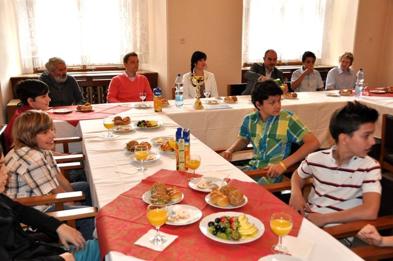 Vynikajícího úspěchu dosáhl před necelým měsícem florbalový tým 33. základní školy. Po postupu do celorepublikového závěrečného turnaje Asociace školních sportovních klubů se jeho hráči probojovali až do finále, kde na nájezdy podlehli Hradci Králové. Stali se tak druhým nejlepším školním florbalovým týmem v Česku. Na dvoudenním turnaji je podporovali vlastní fanoušci, kteří se za nimi vydali až do Kopřivnice. Hráčům, trenérům a učitelům za výborný výsledek a skvělou reprezentaci města poděkovali náměstek Martin Zrzavecký a radní pro oblast školství a sportu Irena Rottová. Společné setkání se na plzeňské radnici konalo ve čtvrtek dopoledne (18.4.2013).