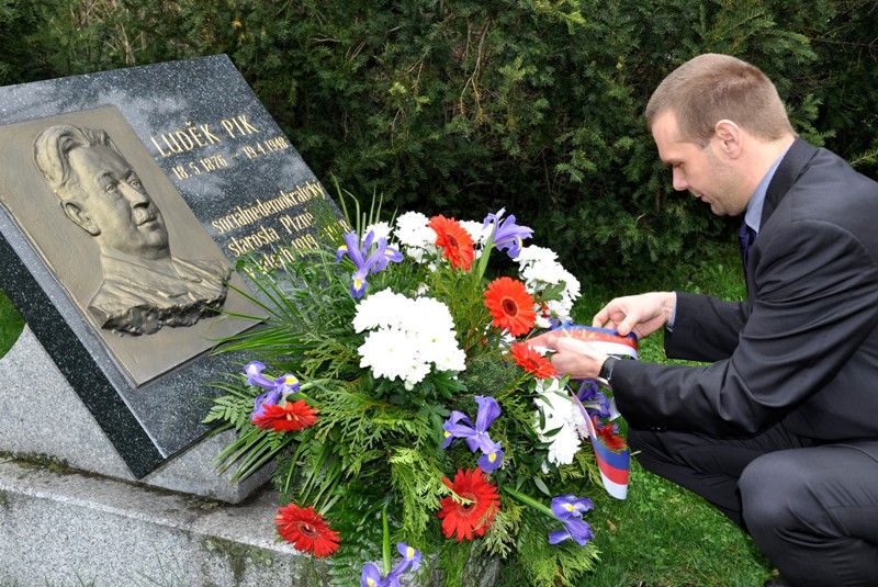 Luděk Pik je pohřben na Ústředním hřbitově v Plzni. U příležitosti výročí jeho úmrtí zde primátor Martin Baxa položil květiny (19.4.2013).