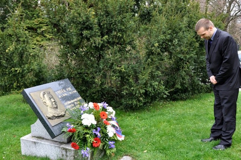 Luděk Pik je pohřben na Ústředním hřbitově v Plzni. U příležitosti výročí jeho úmrtí zde primátor Martin Baxa položil květiny (19.4.2013).