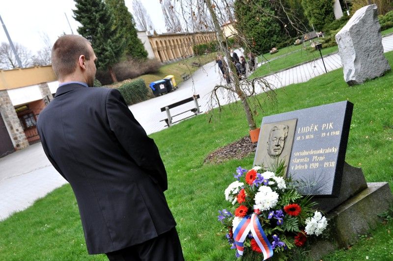 Luděk Pik je pohřben na Ústředním hřbitově v Plzni. U příležitosti výročí jeho úmrtí zde primátor Martin Baxa položil květiny (19.4.2013).