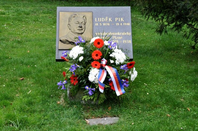 Luděk Pik je pohřben na Ústředním hřbitově v Plzni. U příležitosti výročí jeho úmrtí zde primátor Martin Baxa položil květiny (19.4.2013).