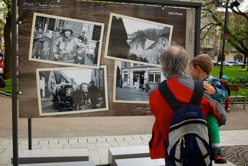 Neobyčejné fotografie představí město Plzeň při oslavách osvobození americkou armádou ve dvou expozicích, které doplňují program Slavností svobody. Autorem kolekce velkoformátových fotografií ve Smetanových sadech je bývalý seržant druhé pěší divize James H. Duncan. Přes dvě stě fotografií v mázhauzu plzeňské radnice pod názvem Plzeň nezapomíná zachycuje dobu konce 2. světové války a začátek mírového života v Plzni a na Plzeňsku osvobozeném západními spojenci. (foto: R. Muchka, 23.4.2013)