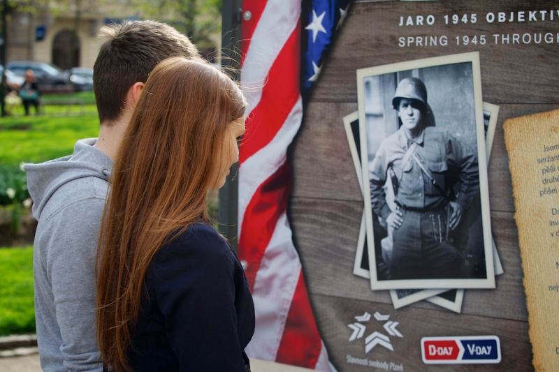 Neobyčejné fotografie představí město Plzeň při oslavách osvobození americkou armádou ve dvou expozicích, které doplňují program Slavností svobody. Autorem kolekce velkoformátových fotografií ve Smetanových sadech je bývalý seržant druhé pěší divize James H. Duncan. Přes dvě stě fotografií v mázhauzu plzeňské radnice pod názvem Plzeň nezapomíná zachycuje dobu konce 2. světové války a začátek mírového života v Plzni a na Plzeňsku osvobozeném západními spojenci. (foto: R. Muchka, 23.4.2013)