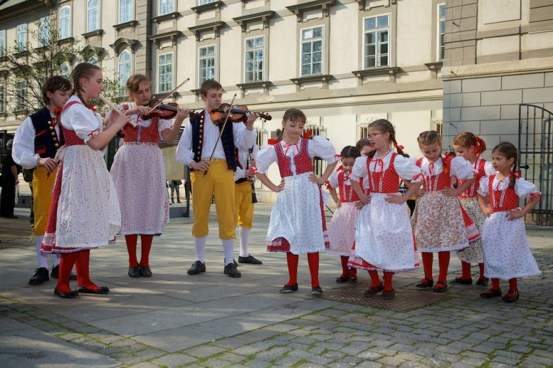 Neobyčejné fotografie představí město Plzeň při oslavách osvobození americkou armádou ve dvou expozicích, které doplňují program Slavností svobody. Autorem kolekce velkoformátových fotografií ve Smetanových sadech je bývalý seržant druhé pěší divize James H. Duncan. Přes dvě stě fotografií v mázhauzu plzeňské radnice pod názvem Plzeň nezapomíná zachycuje dobu konce 2. světové války a začátek mírového života v Plzni a na Plzeňsku osvobozeném západními spojenci. (foto: R. Muchka, 23.4.2013)