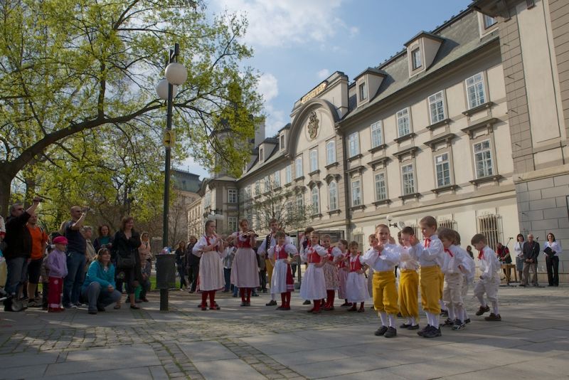 Neobyčejné fotografie představí město Plzeň při oslavách osvobození americkou armádou ve dvou expozicích, které doplňují program Slavností svobody. Autorem kolekce velkoformátových fotografií ve Smetanových sadech je bývalý seržant druhé pěší divize James H. Duncan. Přes dvě stě fotografií v mázhauzu plzeňské radnice pod názvem Plzeň nezapomíná zachycuje dobu konce 2. světové války a začátek mírového života v Plzni a na Plzeňsku osvobozeném západními spojenci. (foto: R. Muchka, 23.4.2013)