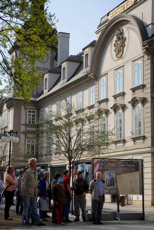 Neobyčejné fotografie představí město Plzeň při oslavách osvobození americkou armádou ve dvou expozicích, které doplňují program Slavností svobody. Autorem kolekce velkoformátových fotografií ve Smetanových sadech je bývalý seržant druhé pěší divize James H. Duncan. Přes dvě stě fotografií v mázhauzu plzeňské radnice pod názvem Plzeň nezapomíná zachycuje dobu konce 2. světové války a začátek mírového života v Plzni a na Plzeňsku osvobozeném západními spojenci. (foto: R. Muchka, 23.4.2013)