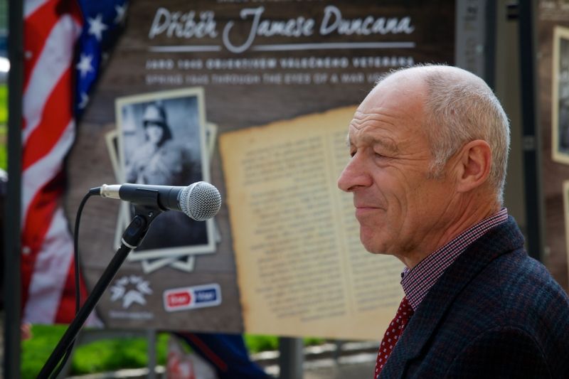 Neobyčejné fotografie představí město Plzeň při oslavách osvobození americkou armádou ve dvou expozicích, které doplňují program Slavností svobody. Autorem kolekce velkoformátových fotografií ve Smetanových sadech je bývalý seržant druhé pěší divize James H. Duncan. Přes dvě stě fotografií v mázhauzu plzeňské radnice pod názvem Plzeň nezapomíná zachycuje dobu konce 2. světové války a začátek mírového života v Plzni a na Plzeňsku osvobozeném západními spojenci. (foto: R. Muchka, 23.4.2013)