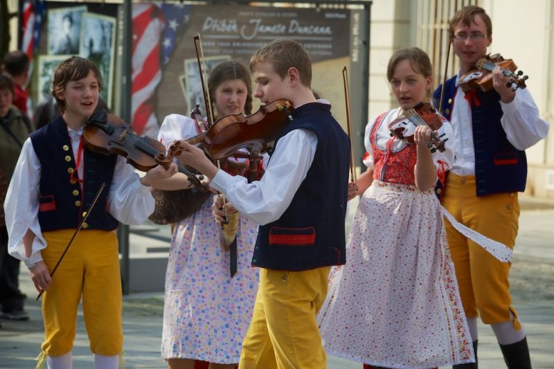 Neobyčejné fotografie představí město Plzeň při oslavách osvobození americkou armádou ve dvou expozicích, které doplňují program Slavností svobody. Autorem kolekce velkoformátových fotografií ve Smetanových sadech je bývalý seržant druhé pěší divize James H. Duncan. Přes dvě stě fotografií v mázhauzu plzeňské radnice pod názvem Plzeň nezapomíná zachycuje dobu konce 2. světové války a začátek mírového života v Plzni a na Plzeňsku osvobozeném západními spojenci. (foto: R. Muchka, 23.4.2013)