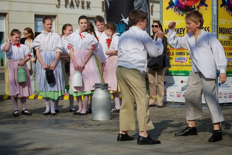 Neobyčejné fotografie představí město Plzeň při oslavách osvobození americkou armádou ve dvou expozicích, které doplňují program Slavností svobody. Autorem kolekce velkoformátových fotografií ve Smetanových sadech je bývalý seržant druhé pěší divize James H. Duncan. Přes dvě stě fotografií v mázhauzu plzeňské radnice pod názvem Plzeň nezapomíná zachycuje dobu konce 2. světové války a začátek mírového života v Plzni a na Plzeňsku osvobozeném západními spojenci. (foto: R. Muchka, 23.4.2013)