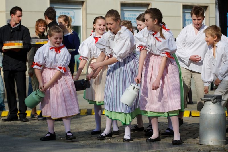 Neobyčejné fotografie představí město Plzeň při oslavách osvobození americkou armádou ve dvou expozicích, které doplňují program Slavností svobody. Autorem kolekce velkoformátových fotografií ve Smetanových sadech je bývalý seržant druhé pěší divize James H. Duncan. Přes dvě stě fotografií v mázhauzu plzeňské radnice pod názvem Plzeň nezapomíná zachycuje dobu konce 2. světové války a začátek mírového života v Plzni a na Plzeňsku osvobozeném západními spojenci. (foto: R. Muchka, 23.4.2013)