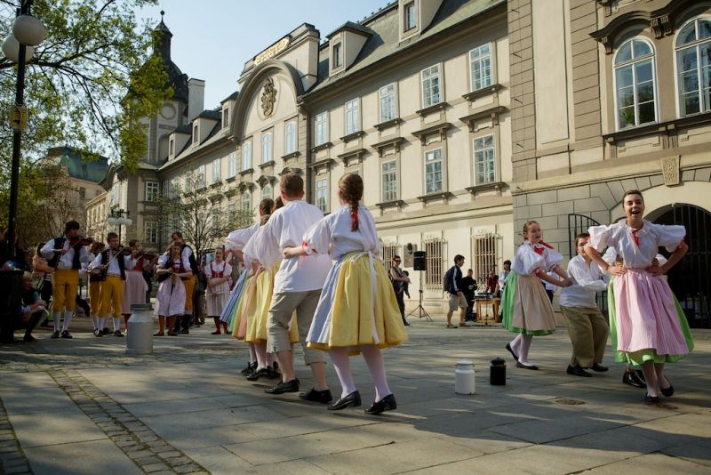Neobyčejné fotografie představí město Plzeň při oslavách osvobození americkou armádou ve dvou expozicích, které doplňují program Slavností svobody. Autorem kolekce velkoformátových fotografií ve Smetanových sadech je bývalý seržant druhé pěší divize James H. Duncan. Přes dvě stě fotografií v mázhauzu plzeňské radnice pod názvem Plzeň nezapomíná zachycuje dobu konce 2. světové války a začátek mírového života v Plzni a na Plzeňsku osvobozeném západními spojenci. (foto: R. Muchka, 23.4.2013)
