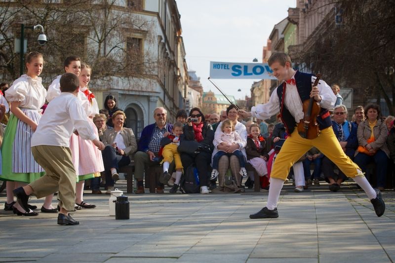 Neobyčejné fotografie představí město Plzeň při oslavách osvobození americkou armádou ve dvou expozicích, které doplňují program Slavností svobody. Autorem kolekce velkoformátových fotografií ve Smetanových sadech je bývalý seržant druhé pěší divize James H. Duncan. Přes dvě stě fotografií v mázhauzu plzeňské radnice pod názvem Plzeň nezapomíná zachycuje dobu konce 2. světové války a začátek mírového života v Plzni a na Plzeňsku osvobozeném západními spojenci. (foto: R. Muchka, 23.4.2013)