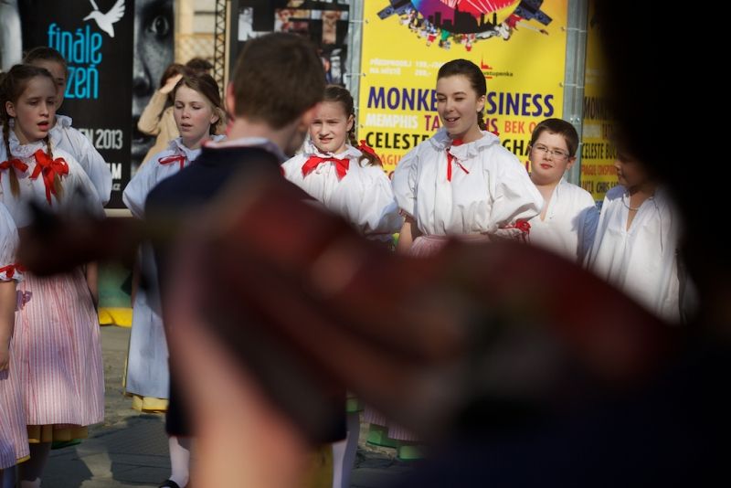 Neobyčejné fotografie představí město Plzeň při oslavách osvobození americkou armádou ve dvou expozicích, které doplňují program Slavností svobody. Autorem kolekce velkoformátových fotografií ve Smetanových sadech je bývalý seržant druhé pěší divize James H. Duncan. Přes dvě stě fotografií v mázhauzu plzeňské radnice pod názvem Plzeň nezapomíná zachycuje dobu konce 2. světové války a začátek mírového života v Plzni a na Plzeňsku osvobozeném západními spojenci. (foto: R. Muchka, 23.4.2013)