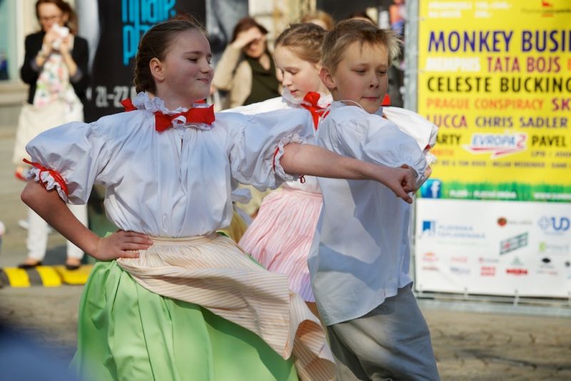 Neobyčejné fotografie představí město Plzeň při oslavách osvobození americkou armádou ve dvou expozicích, které doplňují program Slavností svobody. Autorem kolekce velkoformátových fotografií ve Smetanových sadech je bývalý seržant druhé pěší divize James H. Duncan. Přes dvě stě fotografií v mázhauzu plzeňské radnice pod názvem Plzeň nezapomíná zachycuje dobu konce 2. světové války a začátek mírového života v Plzni a na Plzeňsku osvobozeném západními spojenci. (foto: R. Muchka, 23.4.2013)
