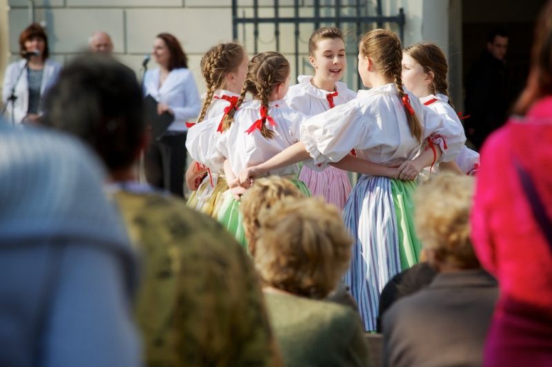 Neobyčejné fotografie představí město Plzeň při oslavách osvobození americkou armádou ve dvou expozicích, které doplňují program Slavností svobody. Autorem kolekce velkoformátových fotografií ve Smetanových sadech je bývalý seržant druhé pěší divize James H. Duncan. Přes dvě stě fotografií v mázhauzu plzeňské radnice pod názvem Plzeň nezapomíná zachycuje dobu konce 2. světové války a začátek mírového života v Plzni a na Plzeňsku osvobozeném západními spojenci. (foto: R. Muchka, 23.4.2013)