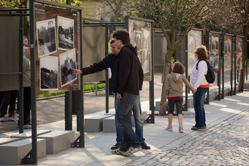 Neobyčejné fotografie představí město Plzeň při oslavách osvobození americkou armádou ve dvou expozicích, které doplňují program Slavností svobody. Autorem kolekce velkoformátových fotografií ve Smetanových sadech je bývalý seržant druhé pěší divize James H. Duncan. Přes dvě stě fotografií v mázhauzu plzeňské radnice pod názvem Plzeň nezapomíná zachycuje dobu konce 2. světové války a začátek mírového života v Plzni a na Plzeňsku osvobozeném západními spojenci. (foto: R. Muchka, 23.4.2013)