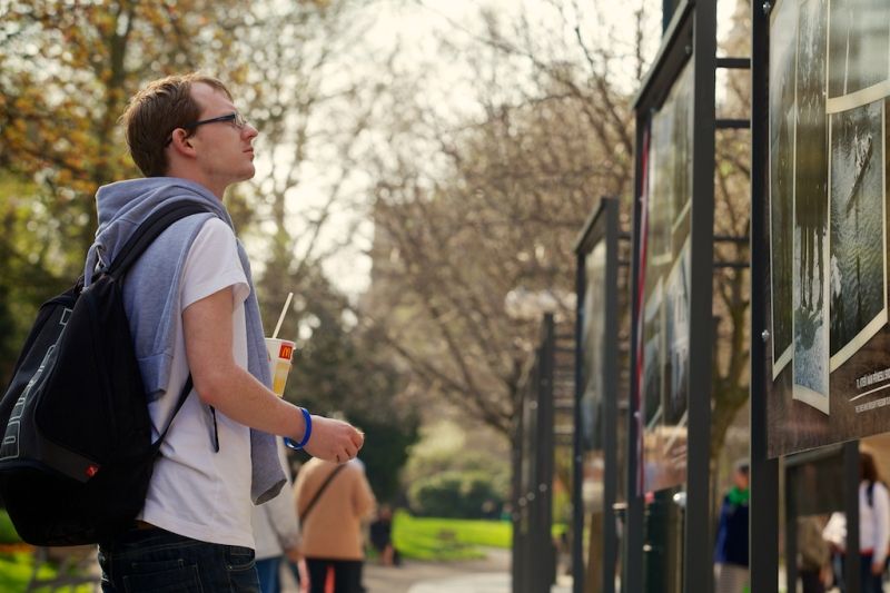 Neobyčejné fotografie představí město Plzeň při oslavách osvobození americkou armádou ve dvou expozicích, které doplňují program Slavností svobody. Autorem kolekce velkoformátových fotografií ve Smetanových sadech je bývalý seržant druhé pěší divize James H. Duncan. Přes dvě stě fotografií v mázhauzu plzeňské radnice pod názvem Plzeň nezapomíná zachycuje dobu konce 2. světové války a začátek mírového života v Plzni a na Plzeňsku osvobozeném západními spojenci. (foto: R. Muchka, 23.4.2013)