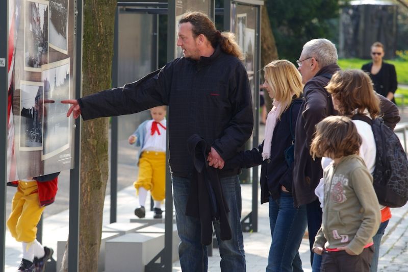 Neobyčejné fotografie představí město Plzeň při oslavách osvobození americkou armádou ve dvou expozicích, které doplňují program Slavností svobody. Autorem kolekce velkoformátových fotografií ve Smetanových sadech je bývalý seržant druhé pěší divize James H. Duncan. Přes dvě stě fotografií v mázhauzu plzeňské radnice pod názvem Plzeň nezapomíná zachycuje dobu konce 2. světové války a začátek mírového života v Plzni a na Plzeňsku osvobozeném západními spojenci. (foto: R. Muchka, 23.4.2013)