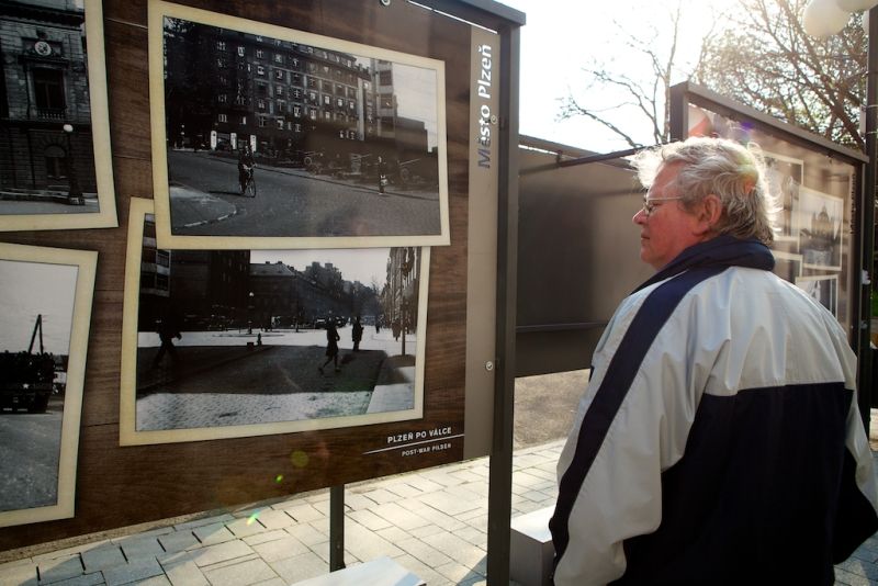 Neobyčejné fotografie představí město Plzeň při oslavách osvobození americkou armádou ve dvou expozicích, které doplňují program Slavností svobody. Autorem kolekce velkoformátových fotografií ve Smetanových sadech je bývalý seržant druhé pěší divize James H. Duncan. Přes dvě stě fotografií v mázhauzu plzeňské radnice pod názvem Plzeň nezapomíná zachycuje dobu konce 2. světové války a začátek mírového života v Plzni a na Plzeňsku osvobozeném západními spojenci. (foto: R. Muchka, 23.4.2013)