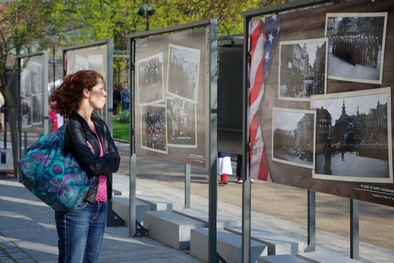 Neobyčejné fotografie představí město Plzeň při oslavách osvobození americkou armádou ve dvou expozicích, které doplňují program Slavností svobody. Autorem kolekce velkoformátových fotografií ve Smetanových sadech je bývalý seržant druhé pěší divize James H. Duncan. Přes dvě stě fotografií v mázhauzu plzeňské radnice pod názvem Plzeň nezapomíná zachycuje dobu konce 2. světové války a začátek mírového života v Plzni a na Plzeňsku osvobozeném západními spojenci. (foto: R. Muchka, 23.4.2013)