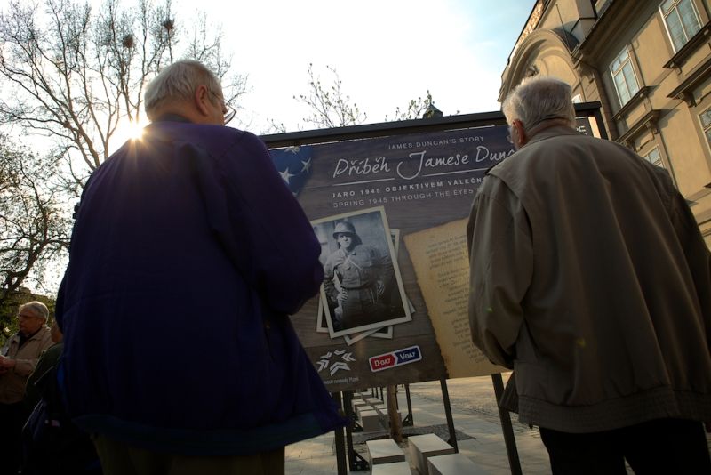 Neobyčejné fotografie představí město Plzeň při oslavách osvobození americkou armádou ve dvou expozicích, které doplňují program Slavností svobody. Autorem kolekce velkoformátových fotografií ve Smetanových sadech je bývalý seržant druhé pěší divize James H. Duncan. Přes dvě stě fotografií v mázhauzu plzeňské radnice pod názvem Plzeň nezapomíná zachycuje dobu konce 2. světové války a začátek mírového života v Plzni a na Plzeňsku osvobozeném západními spojenci. (foto: R. Muchka, 23.4.2013)