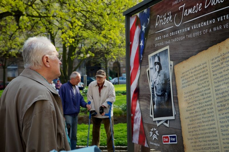 Neobyčejné fotografie představí město Plzeň při oslavách osvobození americkou armádou ve dvou expozicích, které doplňují program Slavností svobody. Autorem kolekce velkoformátových fotografií ve Smetanových sadech je bývalý seržant druhé pěší divize James H. Duncan. Přes dvě stě fotografií v mázhauzu plzeňské radnice pod názvem Plzeň nezapomíná zachycuje dobu konce 2. světové války a začátek mírového života v Plzni a na Plzeňsku osvobozeném západními spojenci. (foto: R. Muchka, 23.4.2013)