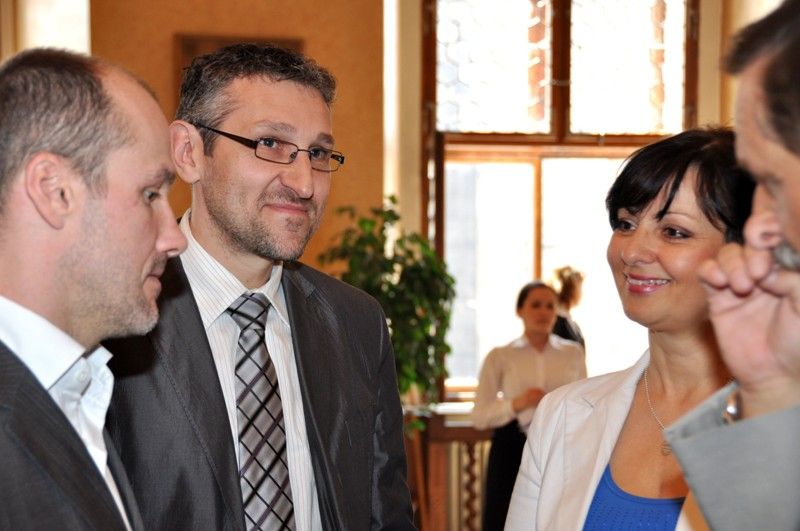 Jednu z posledních chvil, kdy vítězný tým letošního ročníku hokejové extraligy HC Škoda Plzeň byl na dlouhou dobu naposledy pohromadě, využilo vedení města a pozvalo hráče, trenéry a realizační tým na radnici, aby jim za jejich unikátní historické vítězství poděkovalo. (foto: 24.4.2013)