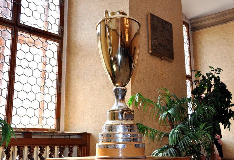 Jednu z posledních chvil, kdy vítězný tým letošního ročníku hokejové extraligy HC Škoda Plzeň byl na dlouhou dobu naposledy pohromadě, využilo vedení města a pozvalo hráče, trenéry a realizační tým na radnici, aby jim za jejich unikátní historické vítězství poděkovalo. (foto: 24.4.2013)