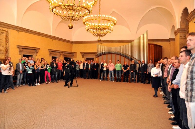 Jednu z posledních chvil, kdy vítězný tým letošního ročníku hokejové extraligy HC Škoda Plzeň byl na dlouhou dobu naposledy pohromadě, využilo vedení města a pozvalo hráče, trenéry a realizační tým na radnici, aby jim za jejich unikátní historické vítězství poděkovalo. (foto: 24.4.2013)