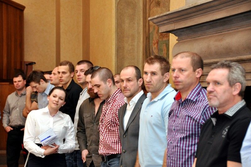 Jednu z posledních chvil, kdy vítězný tým letošního ročníku hokejové extraligy HC Škoda Plzeň byl na dlouhou dobu naposledy pohromadě, využilo vedení města a pozvalo hráče, trenéry a realizační tým na radnici, aby jim za jejich unikátní historické vítězství poděkovalo. (foto: 24.4.2013)