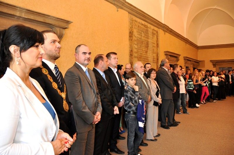 Jednu z posledních chvil, kdy vítězný tým letošního ročníku hokejové extraligy HC Škoda Plzeň byl na dlouhou dobu naposledy pohromadě, využilo vedení města a pozvalo hráče, trenéry a realizační tým na radnici, aby jim za jejich unikátní historické vítězství poděkovalo. (foto: 24.4.2013)