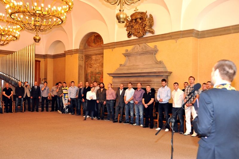 Jednu z posledních chvil, kdy vítězný tým letošního ročníku hokejové extraligy HC Škoda Plzeň byl na dlouhou dobu naposledy pohromadě, využilo vedení města a pozvalo hráče, trenéry a realizační tým na radnici, aby jim za jejich unikátní historické vítězství poděkovalo. (foto: 24.4.2013)