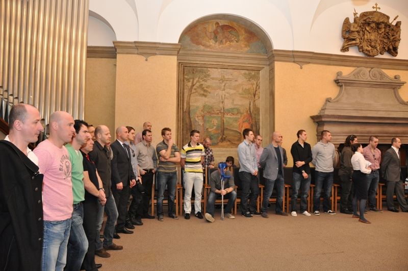Jednu z posledních chvil, kdy vítězný tým letošního ročníku hokejové extraligy HC Škoda Plzeň byl na dlouhou dobu naposledy pohromadě, využilo vedení města a pozvalo hráče, trenéry a realizační tým na radnici, aby jim za jejich unikátní historické vítězství poděkovalo. (foto: 24.4.2013)