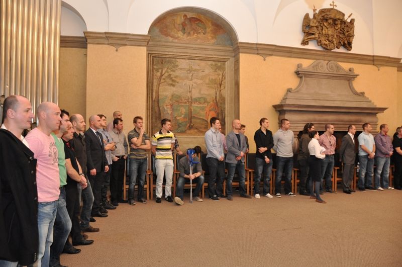 Jednu z posledních chvil, kdy vítězný tým letošního ročníku hokejové extraligy HC Škoda Plzeň byl na dlouhou dobu naposledy pohromadě, využilo vedení města a pozvalo hráče, trenéry a realizační tým na radnici, aby jim za jejich unikátní historické vítězství poděkovalo. (foto: 24.4.2013)
