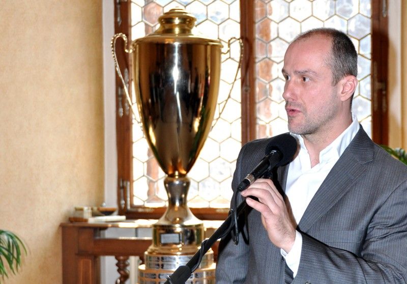 Jednu z posledních chvil, kdy vítězný tým letošního ročníku hokejové extraligy HC Škoda Plzeň byl na dlouhou dobu naposledy pohromadě, využilo vedení města a pozvalo hráče, trenéry a realizační tým na radnici, aby jim za jejich unikátní historické vítězství poděkovalo. (foto: 24.4.2013)