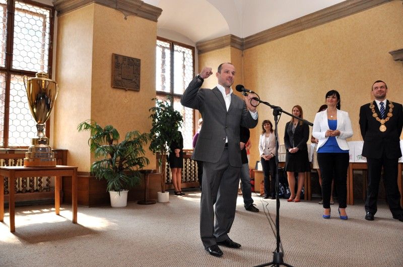 Jednu z posledních chvil, kdy vítězný tým letošního ročníku hokejové extraligy HC Škoda Plzeň byl na dlouhou dobu naposledy pohromadě, využilo vedení města a pozvalo hráče, trenéry a realizační tým na radnici, aby jim za jejich unikátní historické vítězství poděkovalo. (foto: 24.4.2013)