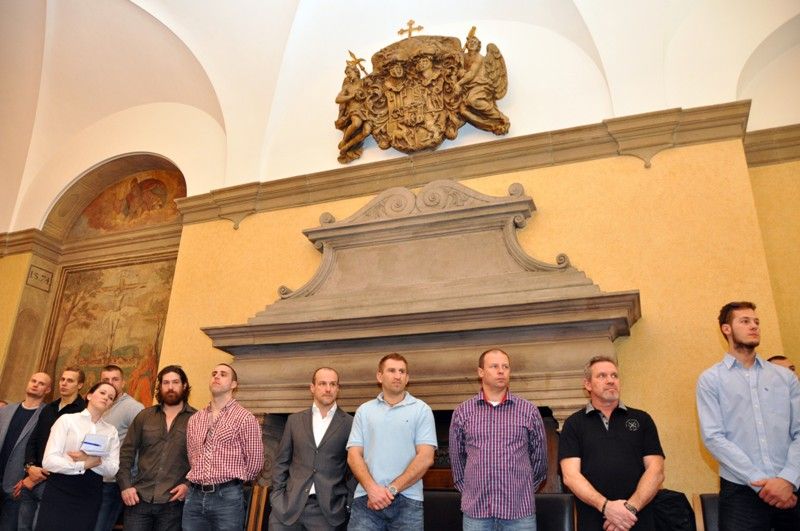 Jednu z posledních chvil, kdy vítězný tým letošního ročníku hokejové extraligy HC Škoda Plzeň byl na dlouhou dobu naposledy pohromadě, využilo vedení města a pozvalo hráče, trenéry a realizační tým na radnici, aby jim za jejich unikátní historické vítězství poděkovalo. (foto: 24.4.2013)