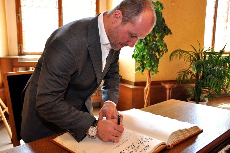 Jednu z posledních chvil, kdy vítězný tým letošního ročníku hokejové extraligy HC Škoda Plzeň byl na dlouhou dobu naposledy pohromadě, využilo vedení města a pozvalo hráče, trenéry a realizační tým na radnici, aby jim za jejich unikátní historické vítězství poděkovalo. (foto: 24.4.2013)