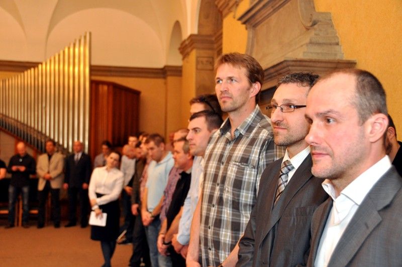 Jednu z posledních chvil, kdy vítězný tým letošního ročníku hokejové extraligy HC Škoda Plzeň byl na dlouhou dobu naposledy pohromadě, využilo vedení města a pozvalo hráče, trenéry a realizační tým na radnici, aby jim za jejich unikátní historické vítězství poděkovalo. (foto: 24.4.2013)