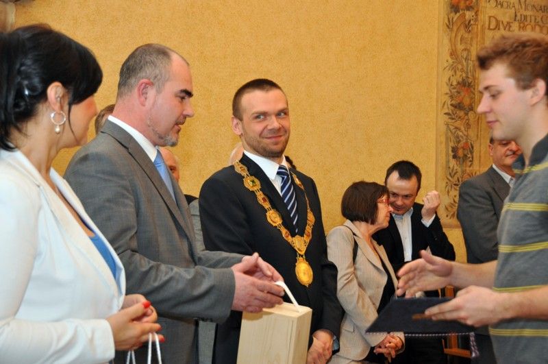 Jednu z posledních chvil, kdy vítězný tým letošního ročníku hokejové extraligy HC Škoda Plzeň byl na dlouhou dobu naposledy pohromadě, využilo vedení města a pozvalo hráče, trenéry a realizační tým na radnici, aby jim za jejich unikátní historické vítězství poděkovalo. (foto: 24.4.2013)