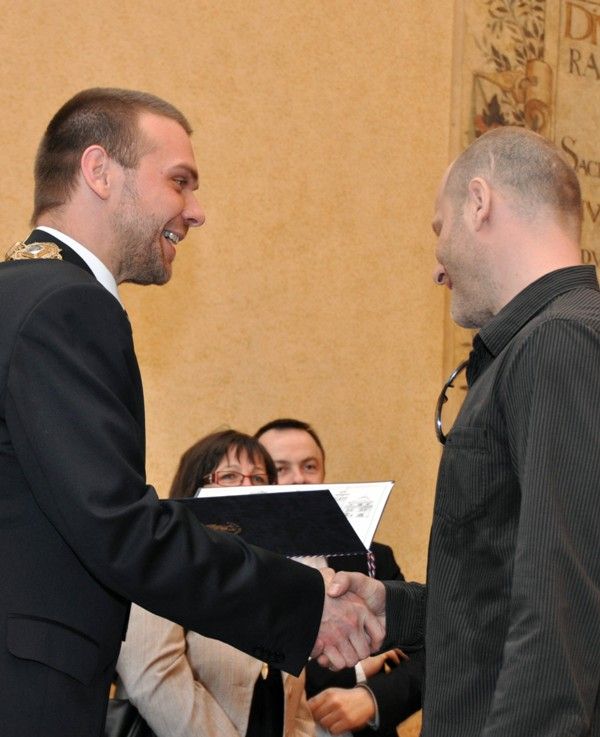 Jednu z posledních chvil, kdy vítězný tým letošního ročníku hokejové extraligy HC Škoda Plzeň byl na dlouhou dobu naposledy pohromadě, využilo vedení města a pozvalo hráče, trenéry a realizační tým na radnici, aby jim za jejich unikátní historické vítězství poděkovalo. (foto: 24.4.2013)