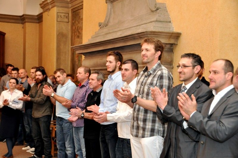 Jednu z posledních chvil, kdy vítězný tým letošního ročníku hokejové extraligy HC Škoda Plzeň byl na dlouhou dobu naposledy pohromadě, využilo vedení města a pozvalo hráče, trenéry a realizační tým na radnici, aby jim za jejich unikátní historické vítězství poděkovalo. (foto: 24.4.2013)