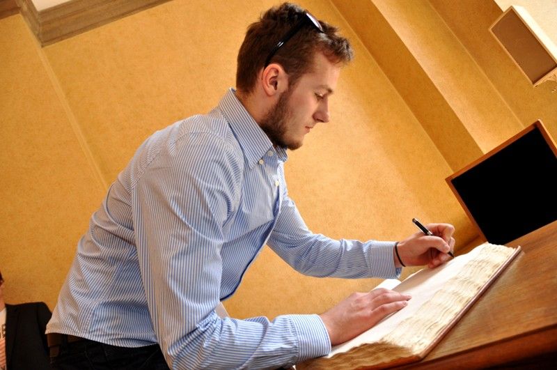 Jednu z posledních chvil, kdy vítězný tým letošního ročníku hokejové extraligy HC Škoda Plzeň byl na dlouhou dobu naposledy pohromadě, využilo vedení města a pozvalo hráče, trenéry a realizační tým na radnici, aby jim za jejich unikátní historické vítězství poděkovalo. (foto: 24.4.2013)