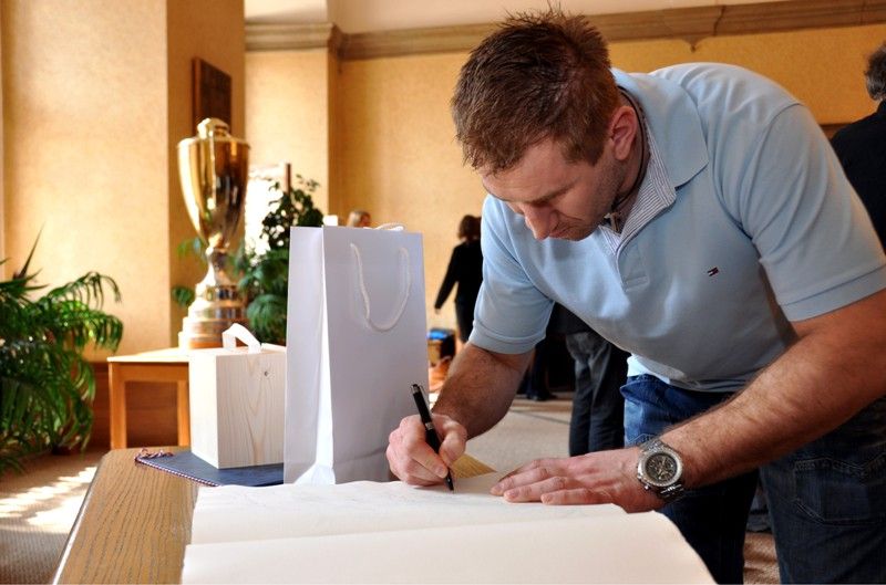 Jednu z posledních chvil, kdy vítězný tým letošního ročníku hokejové extraligy HC Škoda Plzeň byl na dlouhou dobu naposledy pohromadě, využilo vedení města a pozvalo hráče, trenéry a realizační tým na radnici, aby jim za jejich unikátní historické vítězství poděkovalo. (foto: 24.4.2013)