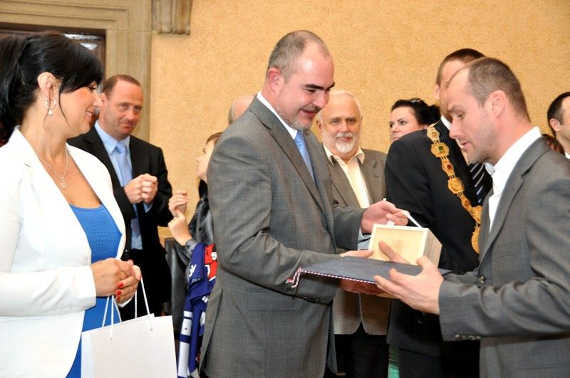 Jednu z posledních chvil, kdy vítězný tým letošního ročníku hokejové extraligy HC Škoda Plzeň byl na dlouhou dobu naposledy pohromadě, využilo vedení města a pozvalo hráče, trenéry a realizační tým na radnici, aby jim za jejich unikátní historické vítězství poděkovalo. (foto: 24.4.2013)