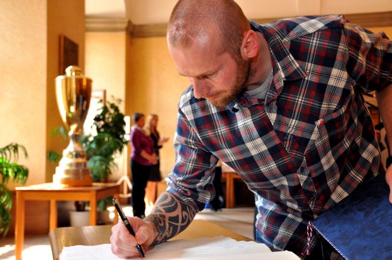 Jednu z posledních chvil, kdy vítězný tým letošního ročníku hokejové extraligy HC Škoda Plzeň byl na dlouhou dobu naposledy pohromadě, využilo vedení města a pozvalo hráče, trenéry a realizační tým na radnici, aby jim za jejich unikátní historické vítězství poděkovalo. (foto: 24.4.2013)