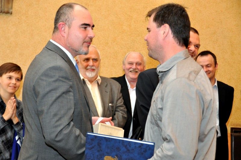 Jednu z posledních chvil, kdy vítězný tým letošního ročníku hokejové extraligy HC Škoda Plzeň byl na dlouhou dobu naposledy pohromadě, využilo vedení města a pozvalo hráče, trenéry a realizační tým na radnici, aby jim za jejich unikátní historické vítězství poděkovalo. (foto: 24.4.2013)