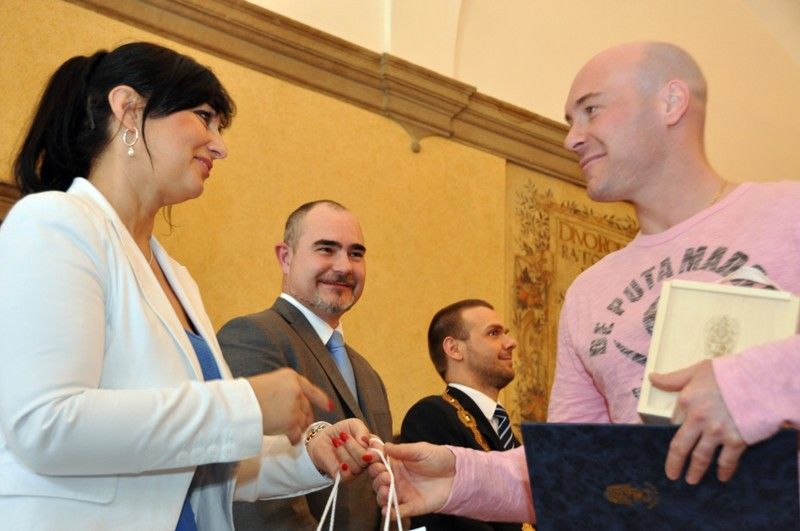 Jednu z posledních chvil, kdy vítězný tým letošního ročníku hokejové extraligy HC Škoda Plzeň byl na dlouhou dobu naposledy pohromadě, využilo vedení města a pozvalo hráče, trenéry a realizační tým na radnici, aby jim za jejich unikátní historické vítězství poděkovalo. (foto: 24.4.2013)