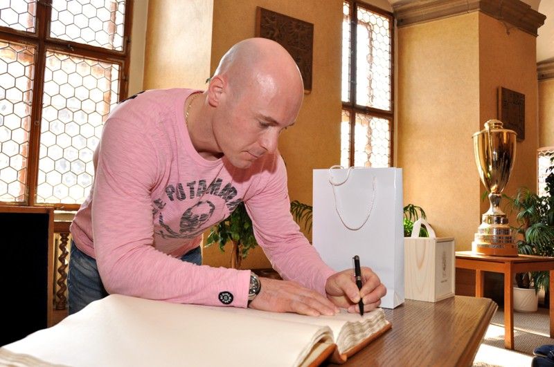 Jednu z posledních chvil, kdy vítězný tým letošního ročníku hokejové extraligy HC Škoda Plzeň byl na dlouhou dobu naposledy pohromadě, využilo vedení města a pozvalo hráče, trenéry a realizační tým na radnici, aby jim za jejich unikátní historické vítězství poděkovalo. (foto: 24.4.2013)